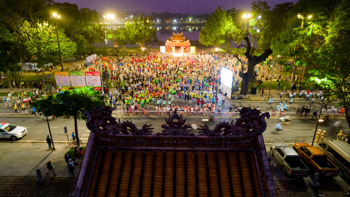 Hàng nghìn người chạy bộ trên các cung đường có nhiều di tích nổi tiếng - 3