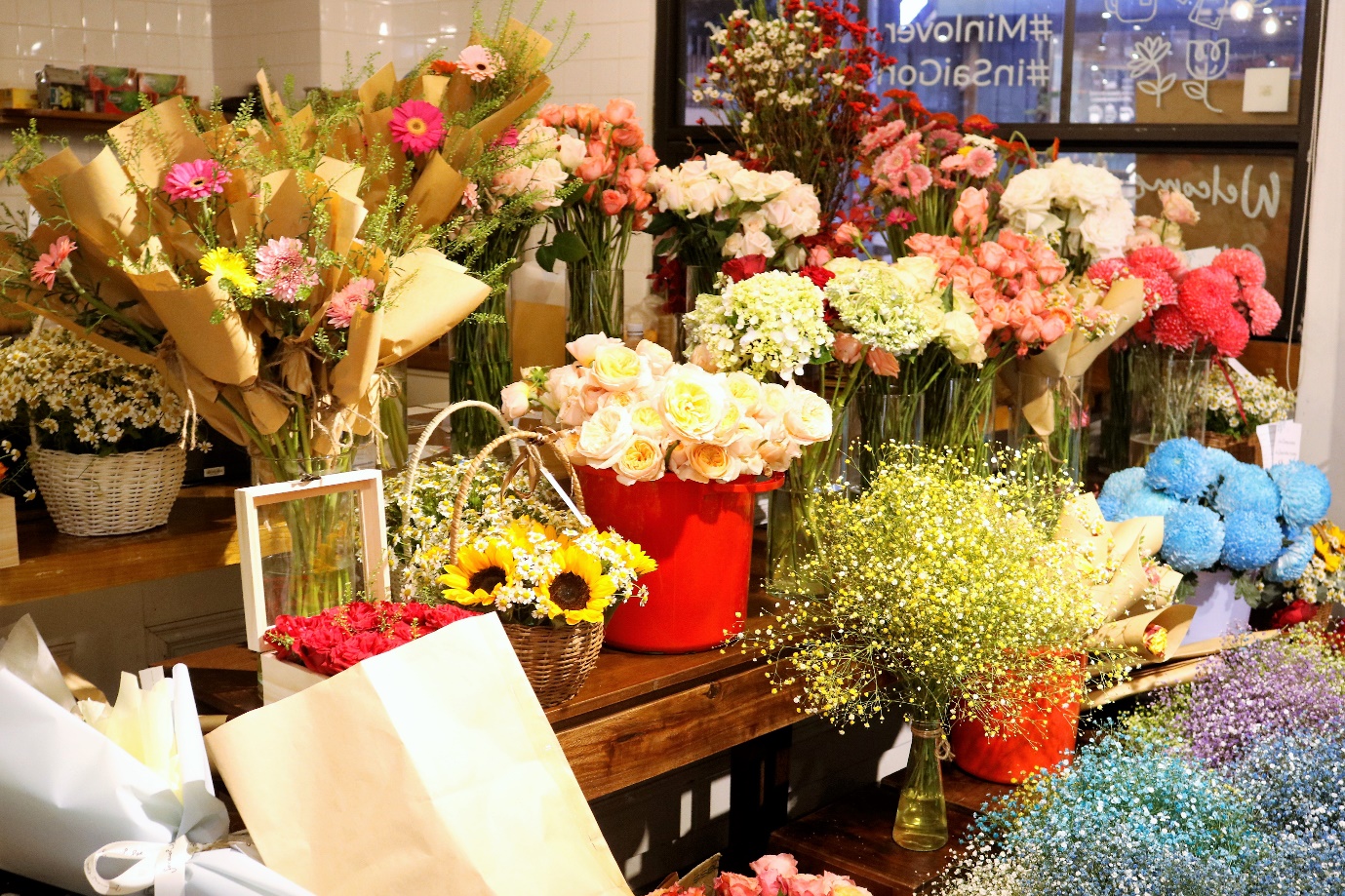 Xếp hàng, chi tiền triệu mua hoa ngày 8/3 ở TP.HCM - 7