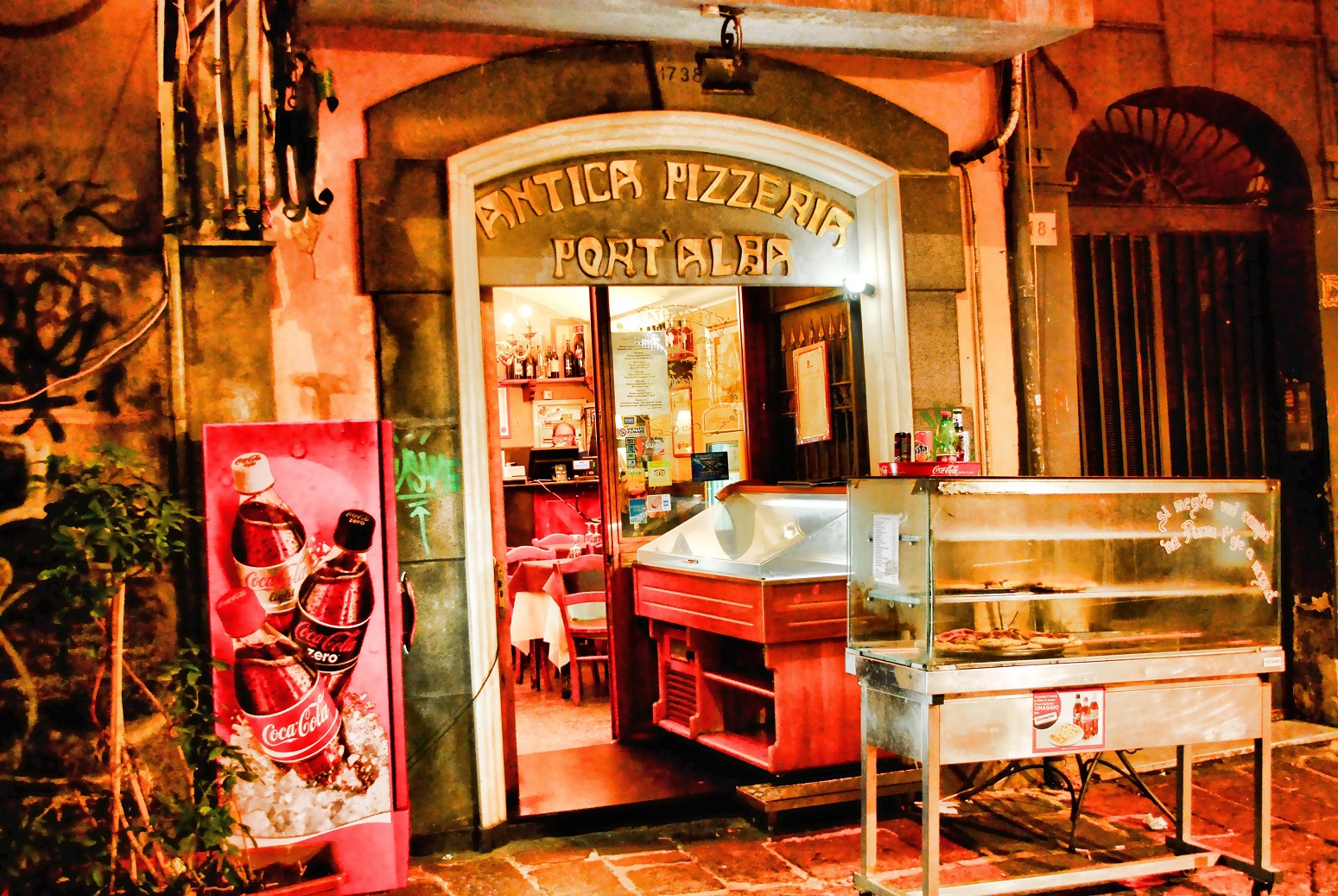 Ngắm nhìn cửa tiệm và thưởng thức món pizza lâu đời nhất trên thế giới - 2