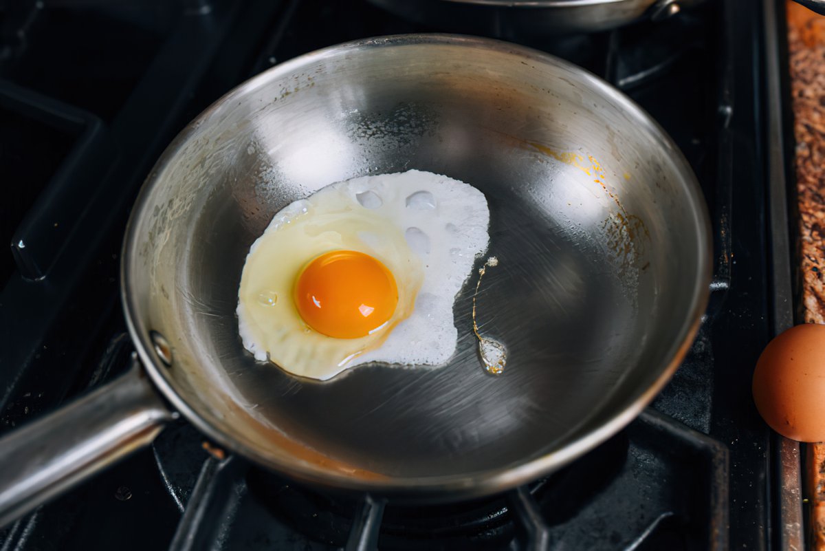 Tận dụng cơm nguội làm món ngon với trứng ốp la - 2