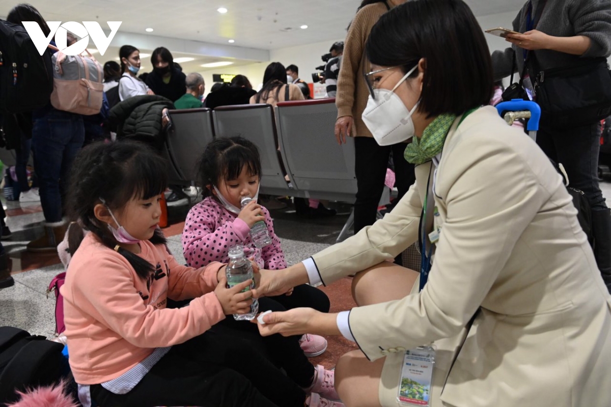 300 người Việt ở Ukraine đã về nước an toàn trên chuyến bay của Bamboo Airways - 7