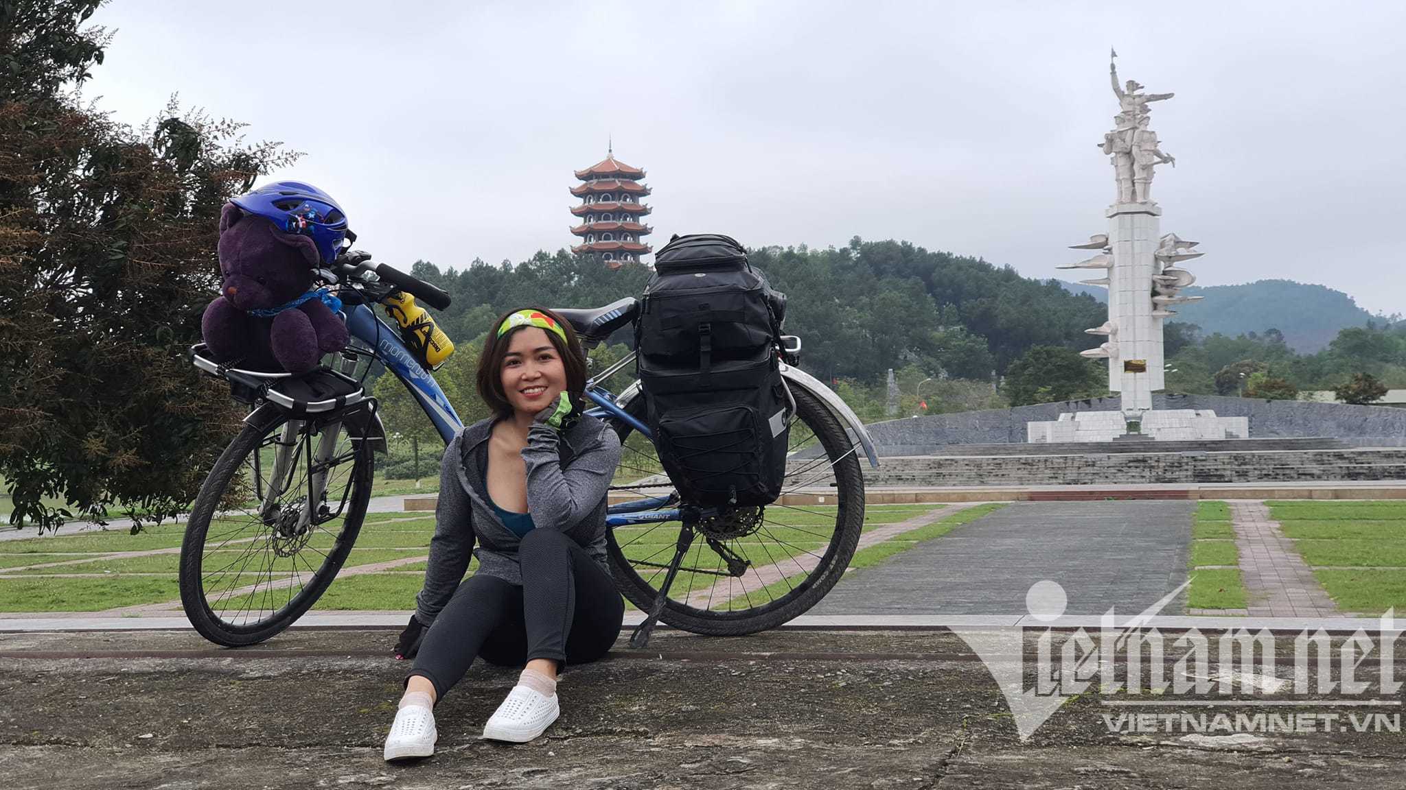 Nữ 'phượt thủ' đạp xe 2.200 km xuyên Việt kể lúc vượt đèo, nổ lốp giữa đêm - 1