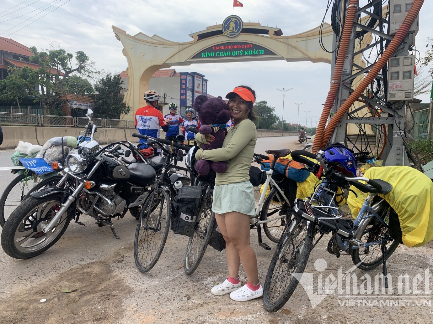 Nữ 'phượt thủ' đạp xe 2.200 km xuyên Việt kể lúc vượt đèo, nổ lốp giữa đêm - 3