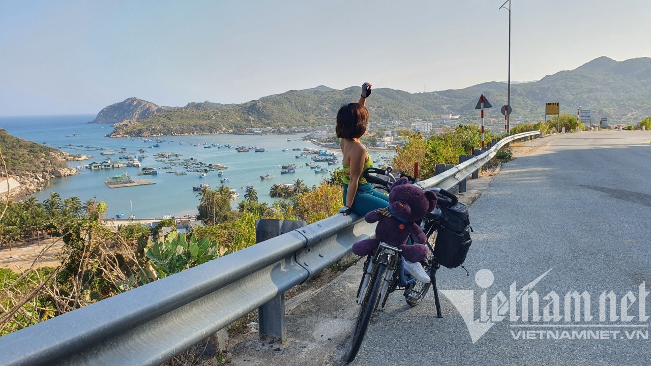 Nữ 'phượt thủ' đạp xe 2.200 km xuyên Việt kể lúc vượt đèo, nổ lốp giữa đêm - 11
