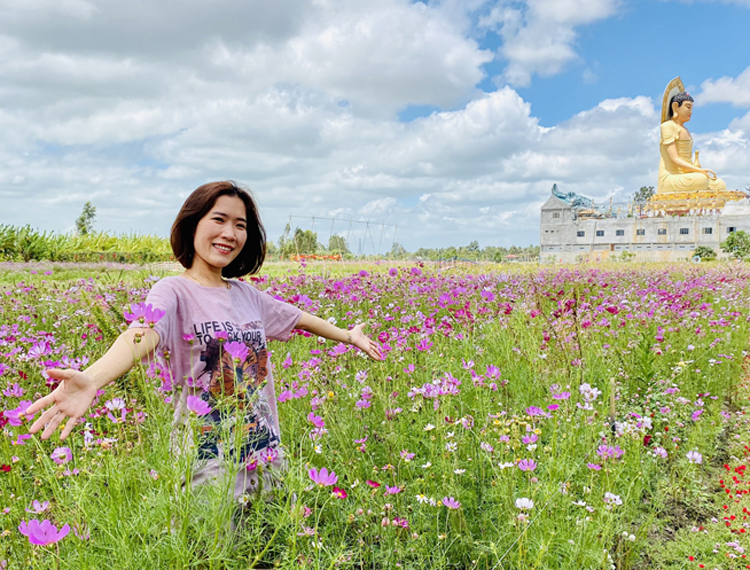 Giới trẻ nườm nượp tới check-in cánh đồng hoa muôn sắc ở Bạc Liêu
