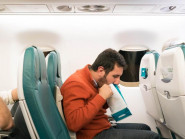 Tiếp viên hàng không tiết lộ 5 thủ thuật khẩn cấp để chống say máy bay