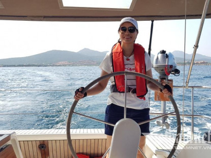 Bí quyết - Cô dâu Việt du lịch trên thuyền buồm “hạng sang” nhưng tay xách nách mang cá khô, nước mắm