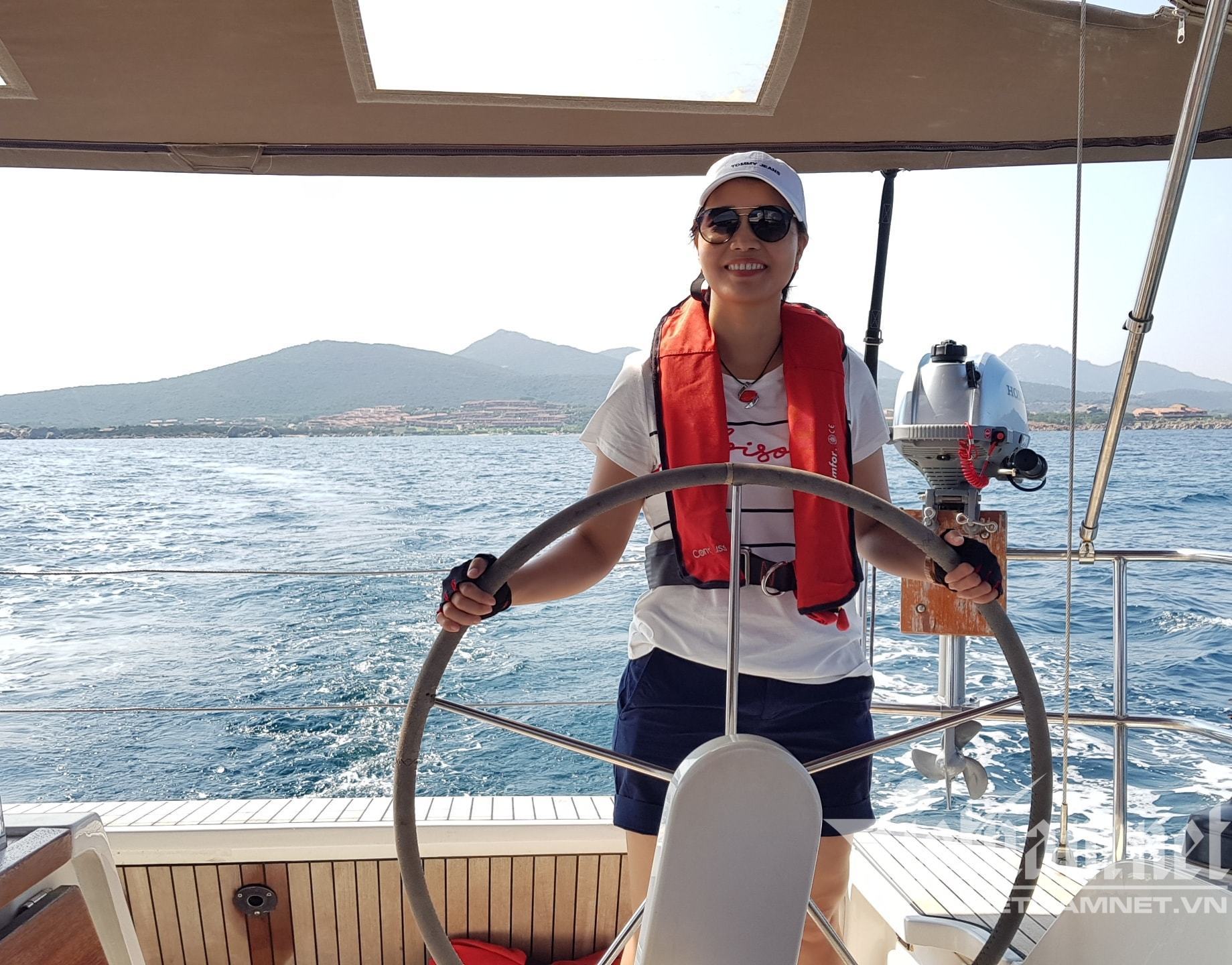 Cô dâu Việt du lịch trên thuyền buồm “hạng sang” nhưng tay xách nách mang cá khô, nước mắm - 1