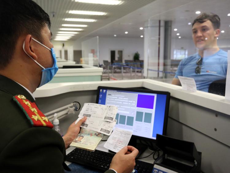 Mở cửa du lịch, đã có 13 quốc gia được miễn thị thực khi đến Việt Nam
