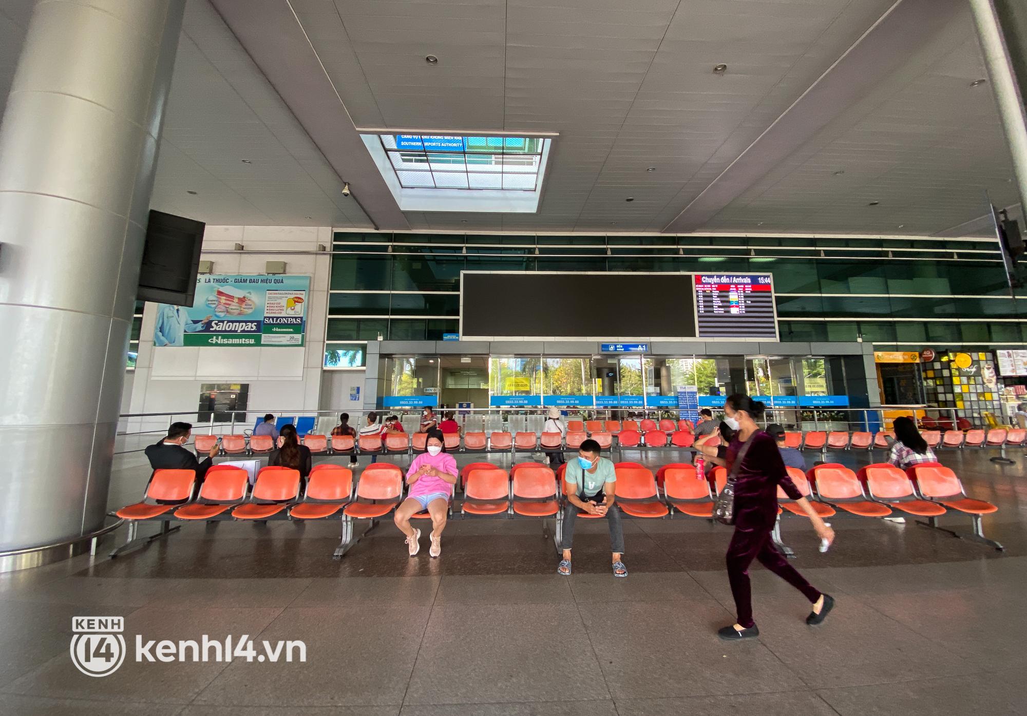 Hình ảnh bất ngờ tại sân bay Tân Sơn Nhất ngày đầu mở cửa đón khách du lịch quốc tế - 11