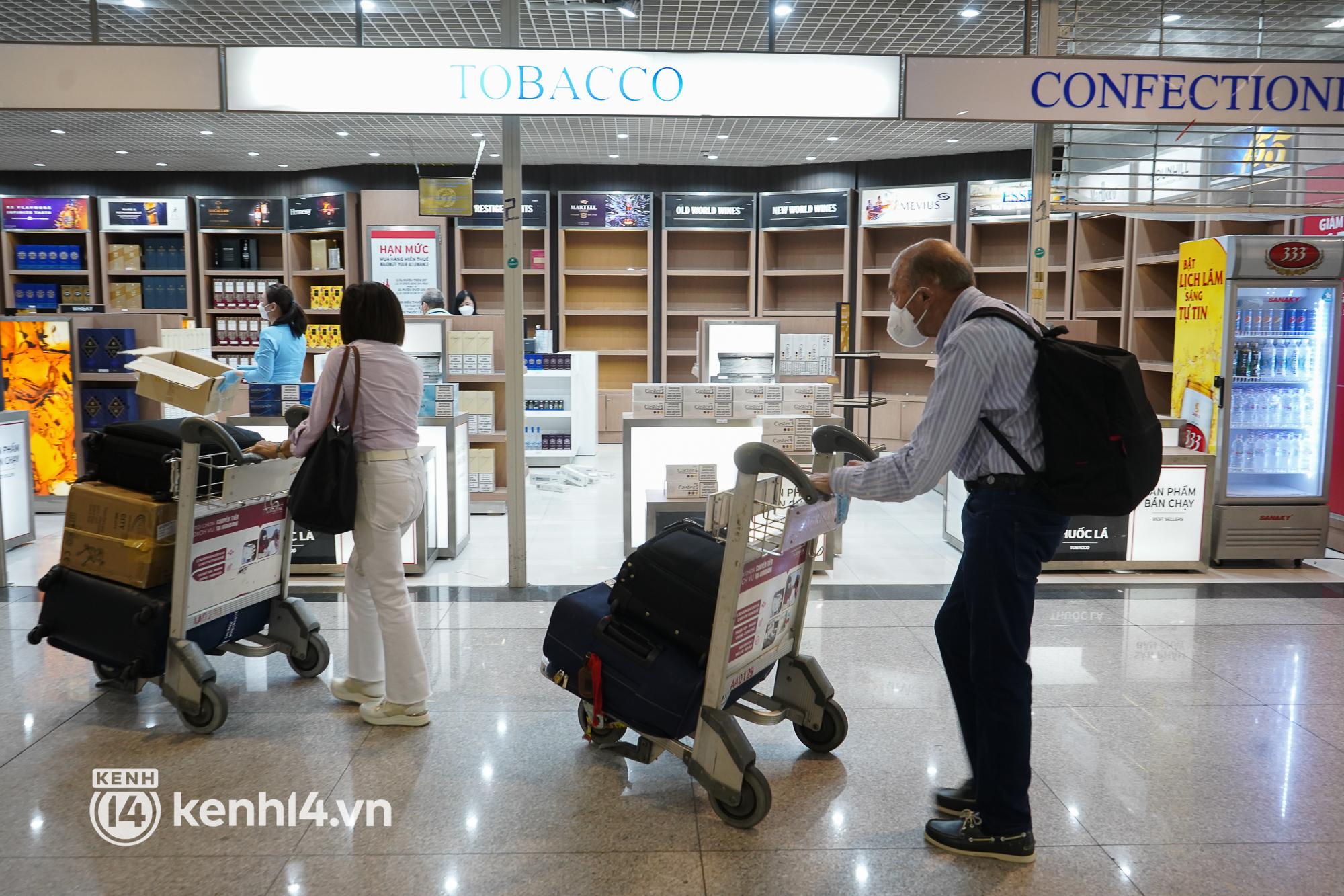 Hình ảnh bất ngờ tại sân bay Tân Sơn Nhất ngày đầu mở cửa đón khách du lịch quốc tế - 5
