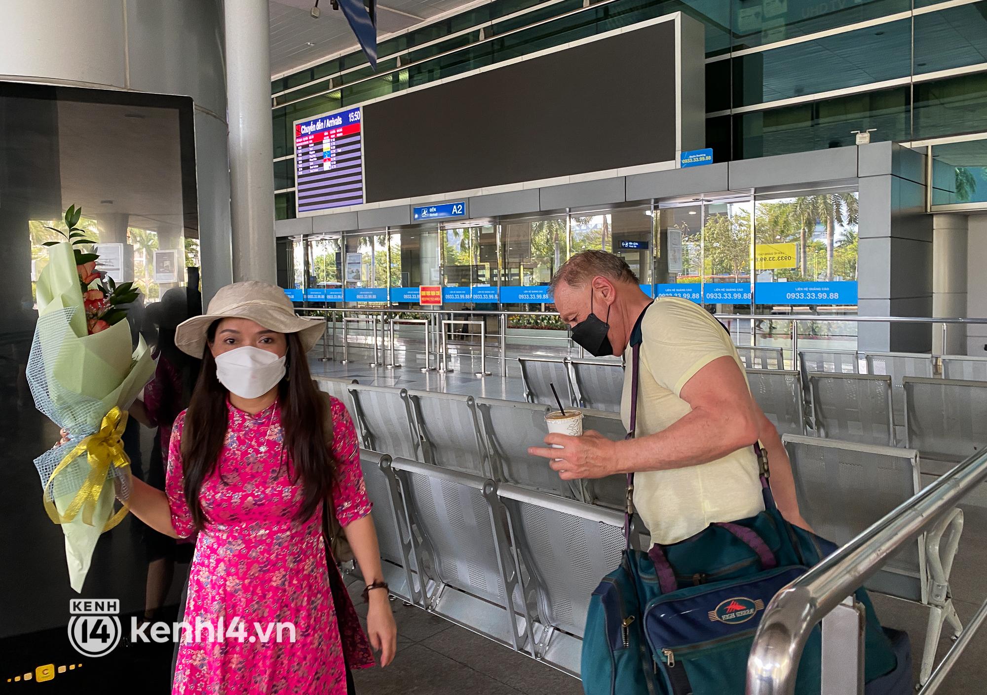 Hình ảnh bất ngờ tại sân bay Tân Sơn Nhất ngày đầu mở cửa đón khách du lịch quốc tế - 7