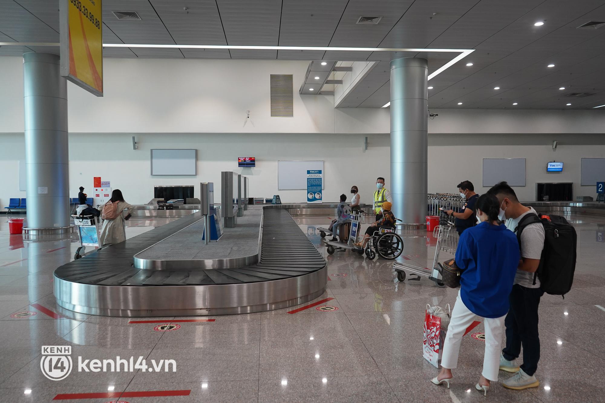 Hình ảnh bất ngờ tại sân bay Tân Sơn Nhất ngày đầu mở cửa đón khách du lịch quốc tế - 1