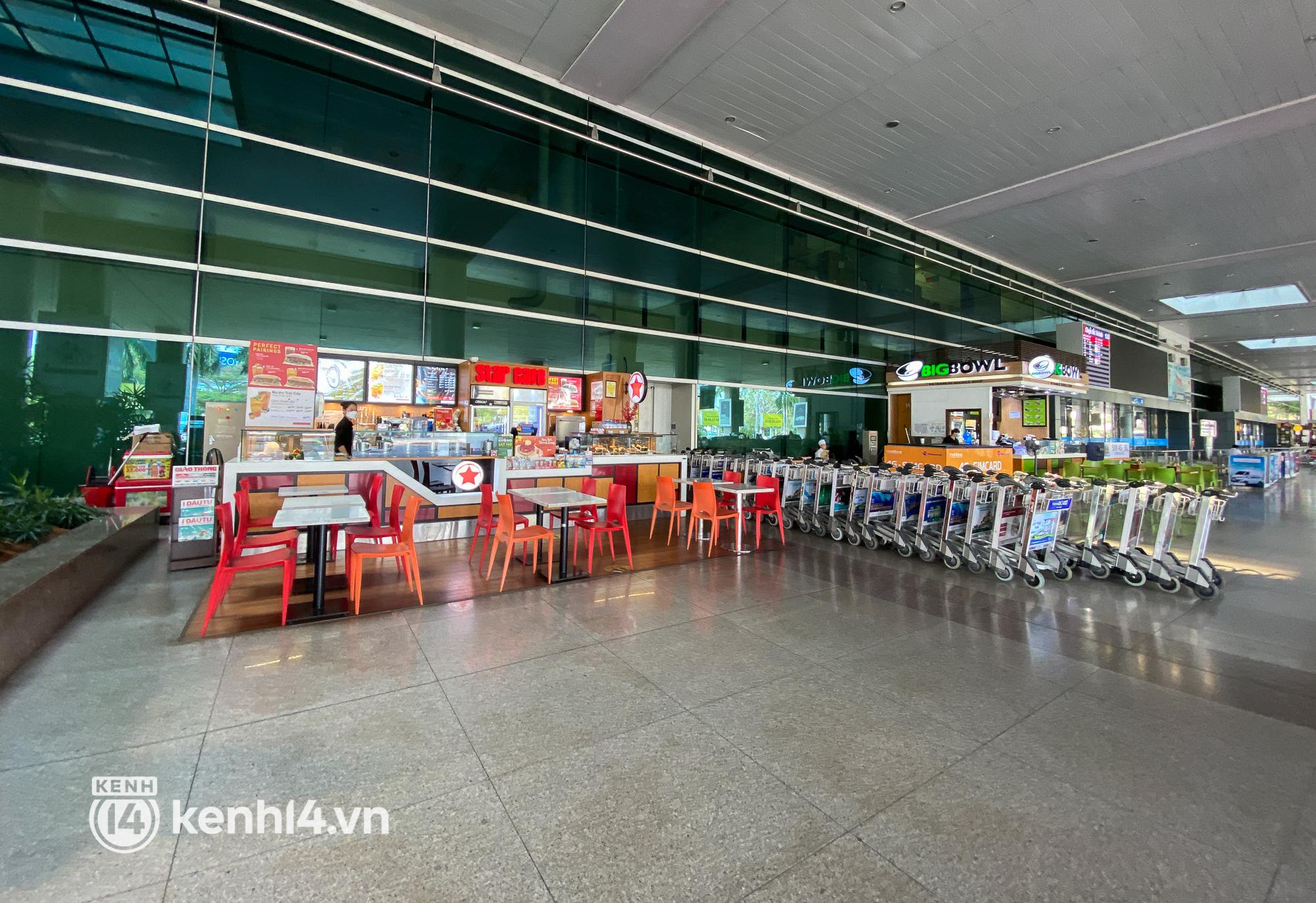 Hình ảnh bất ngờ tại sân bay Tân Sơn Nhất ngày đầu mở cửa đón khách du lịch quốc tế - 15