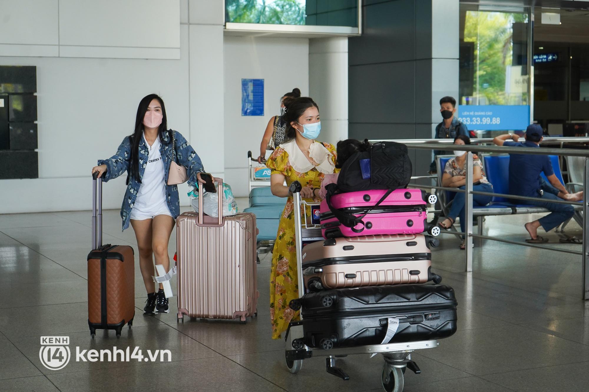 Hình ảnh bất ngờ tại sân bay Tân Sơn Nhất ngày đầu mở cửa đón khách du lịch quốc tế - 6