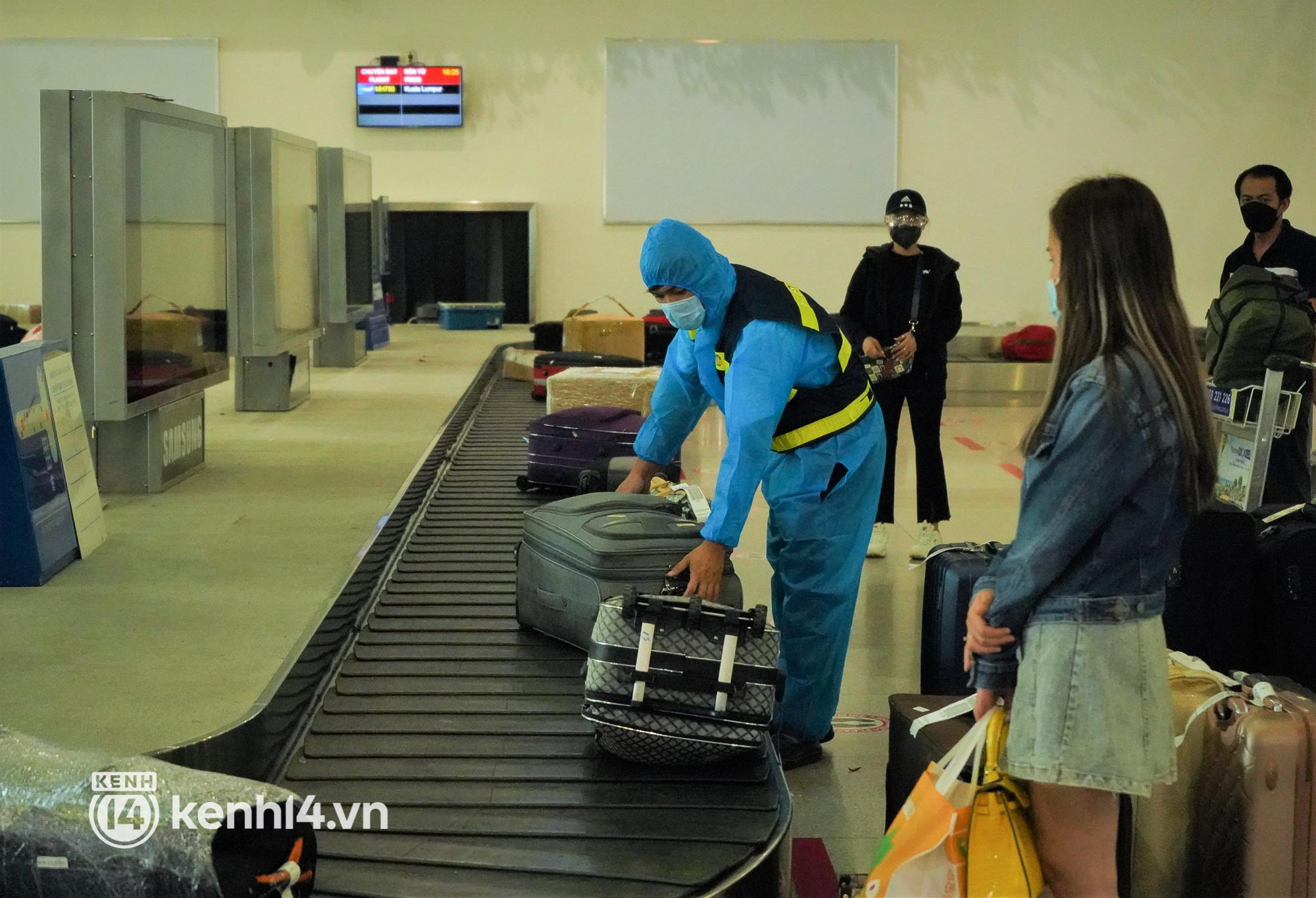 Hình ảnh bất ngờ tại sân bay Tân Sơn Nhất ngày đầu mở cửa đón khách du lịch quốc tế - 4