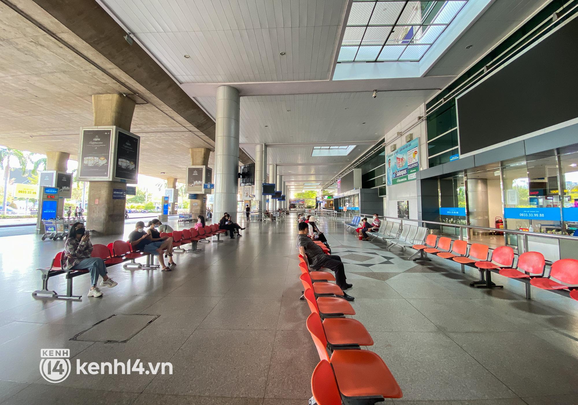Hình ảnh bất ngờ tại sân bay Tân Sơn Nhất ngày đầu mở cửa đón khách du lịch quốc tế - 12