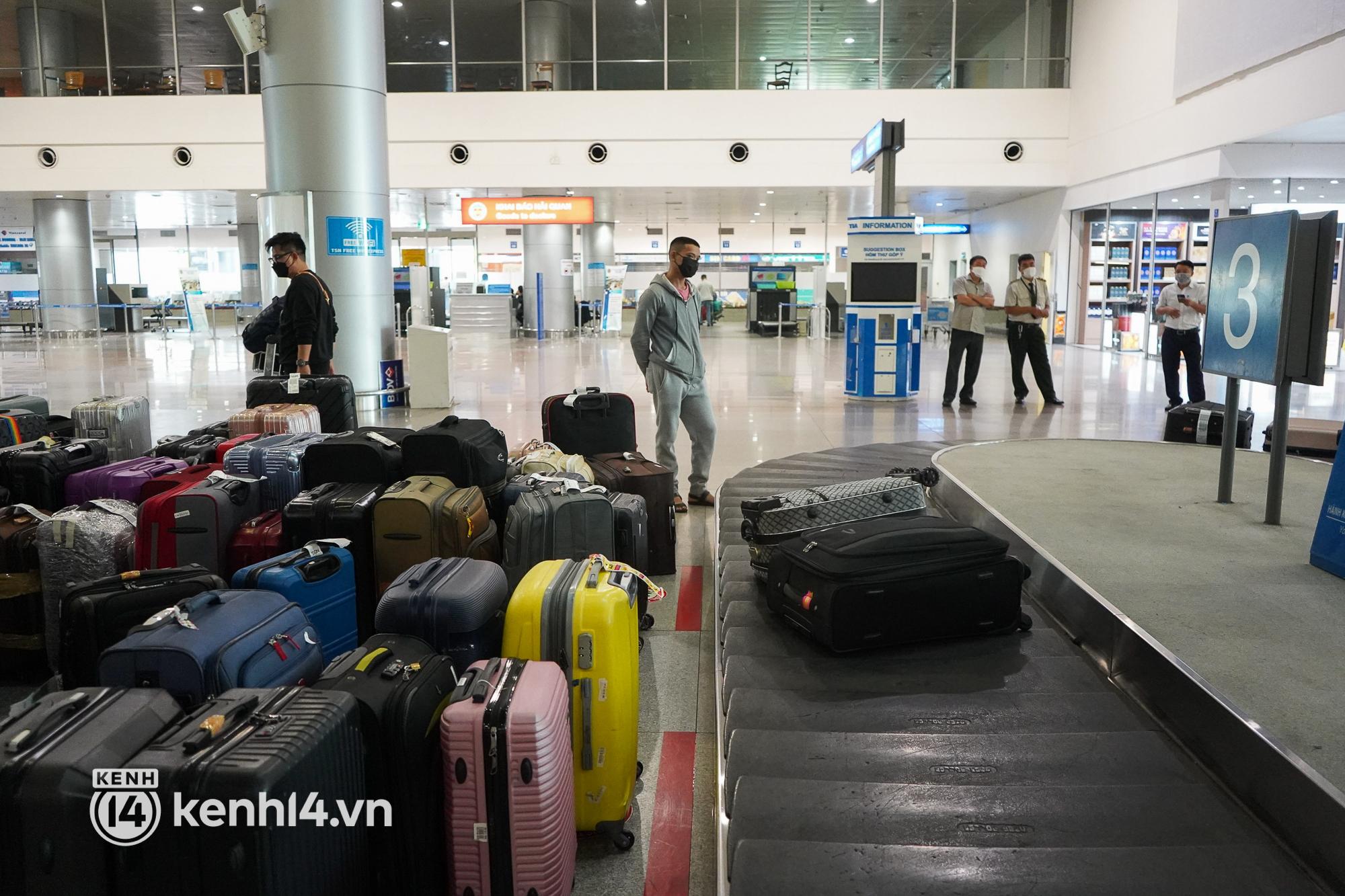 Hình ảnh bất ngờ tại sân bay Tân Sơn Nhất ngày đầu mở cửa đón khách du lịch quốc tế - 2