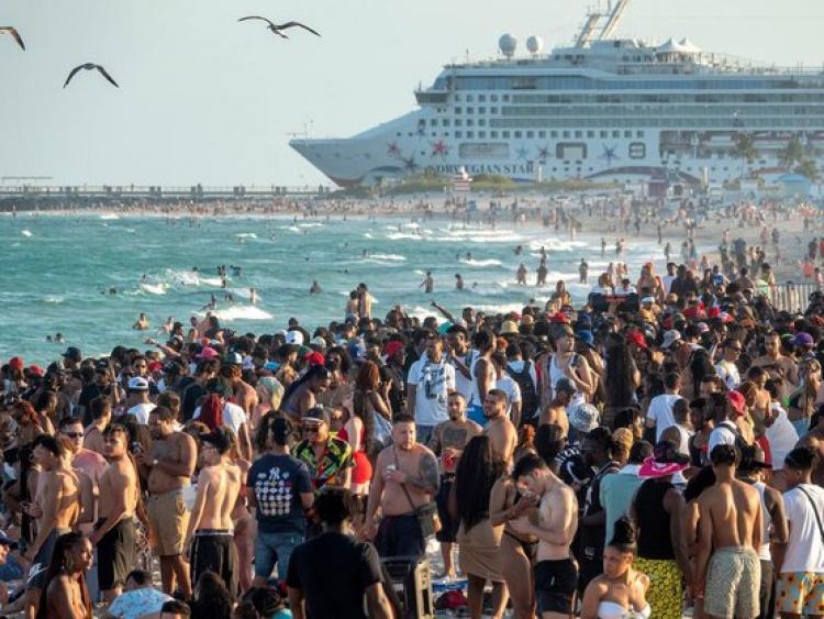 Bãi biển ở Mỹ đông nghịt người như chưa từng có Covid-19