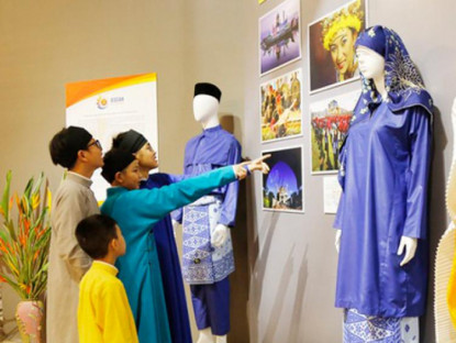 Chuyển động - Ngắm trang phục truyền thống các nước ASEAN tại cố đô Huế