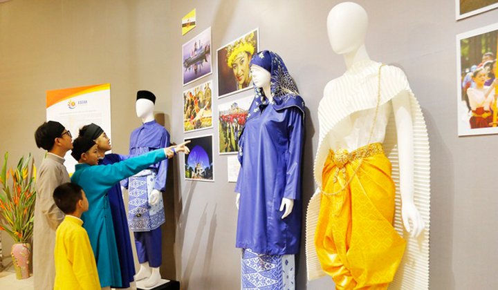 Ngắm trang phục truyền thống các nước ASEAN tại cố đô Huế - 1
