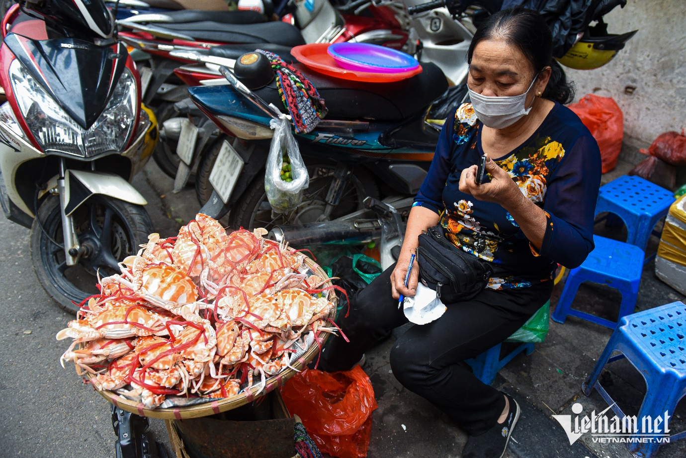 Mẹt ghẹ vỉa hè chợ Đồng Xuân của cụ bà U70, ngày thu đến 20 triệu đồng - 2