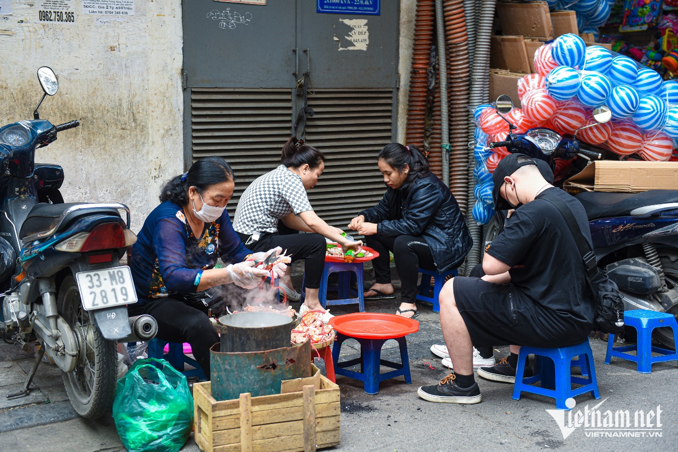 Mẹt ghẹ vỉa hè chợ Đồng Xuân của cụ bà U70, ngày thu đến 20 triệu đồng - 4