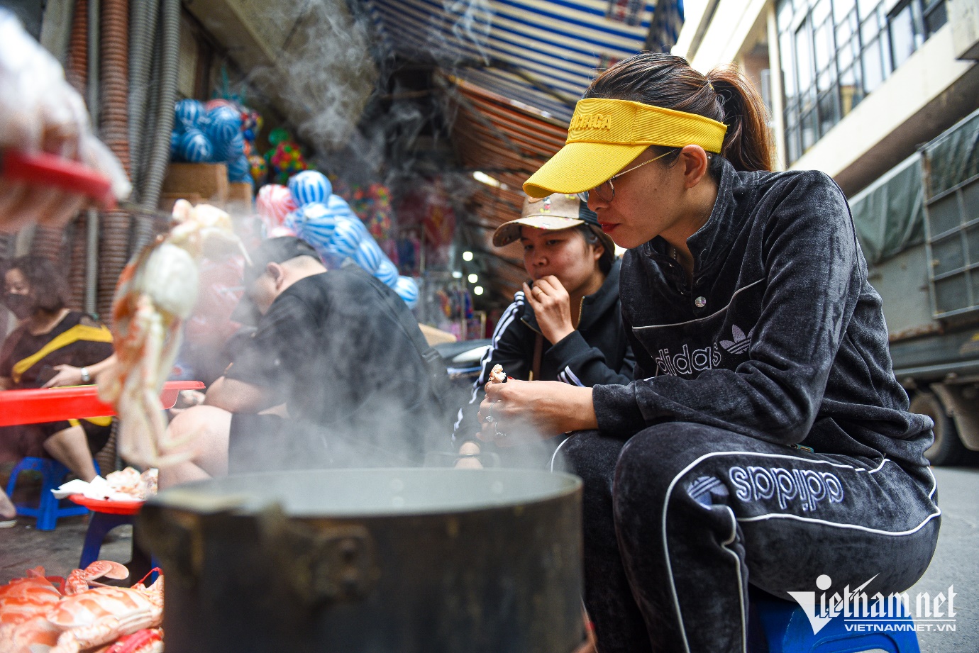Mẹt ghẹ vỉa hè chợ Đồng Xuân của cụ bà U70, ngày thu đến 20 triệu đồng - 9