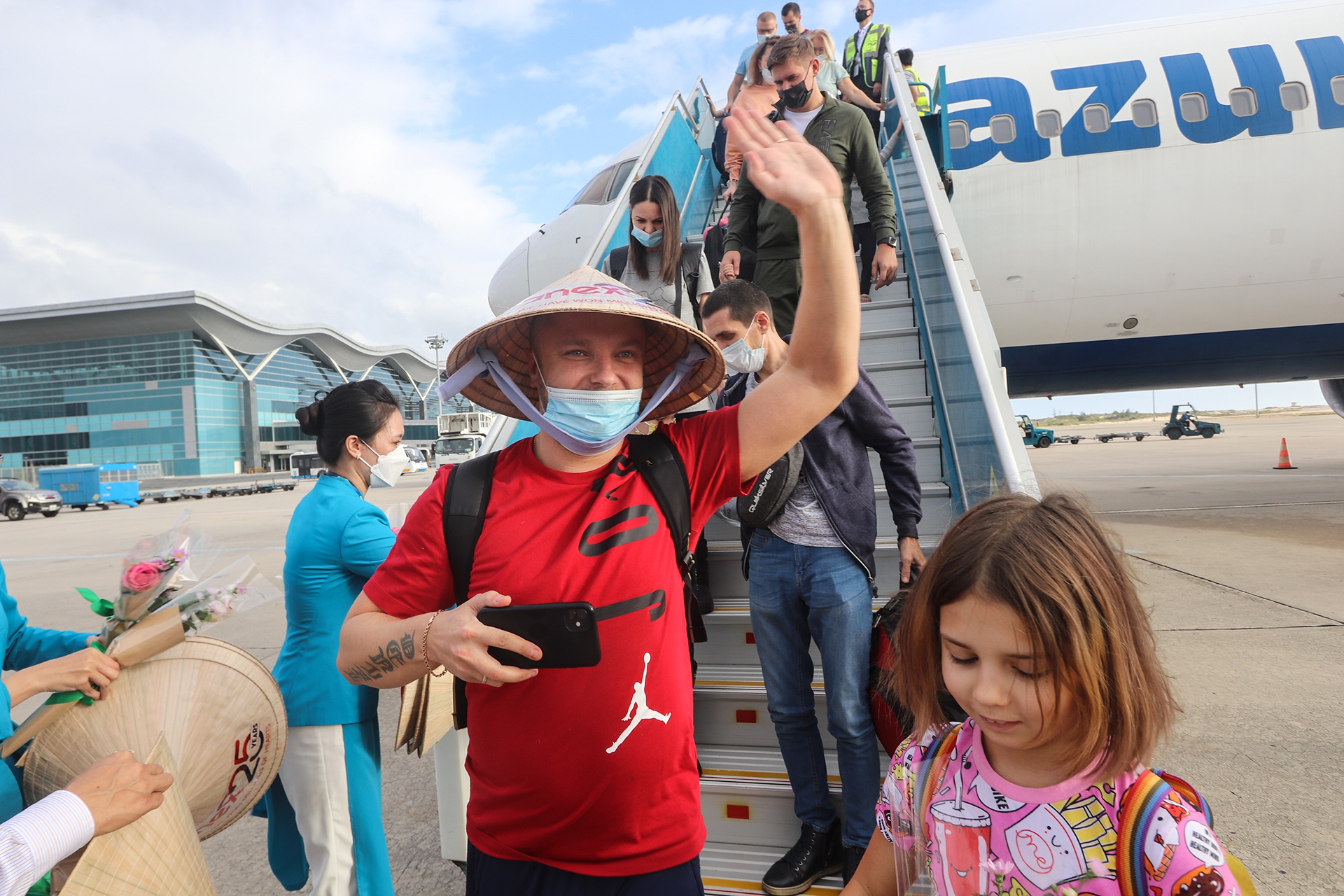 Doanh nghiệp tạm ngưng đón khách Nga đến Nha Trang - 1