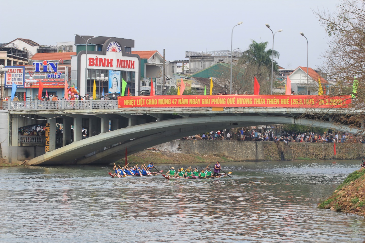Kịch tính xem người dân Huế tranh đua ‘từng mét nước’ trên sông Hương, sông Đông Ba - 17