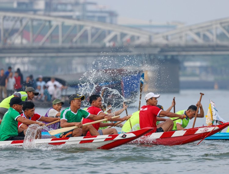 Người Huế đua ghe truyền thống trên sông Hương, sông Đông Ba