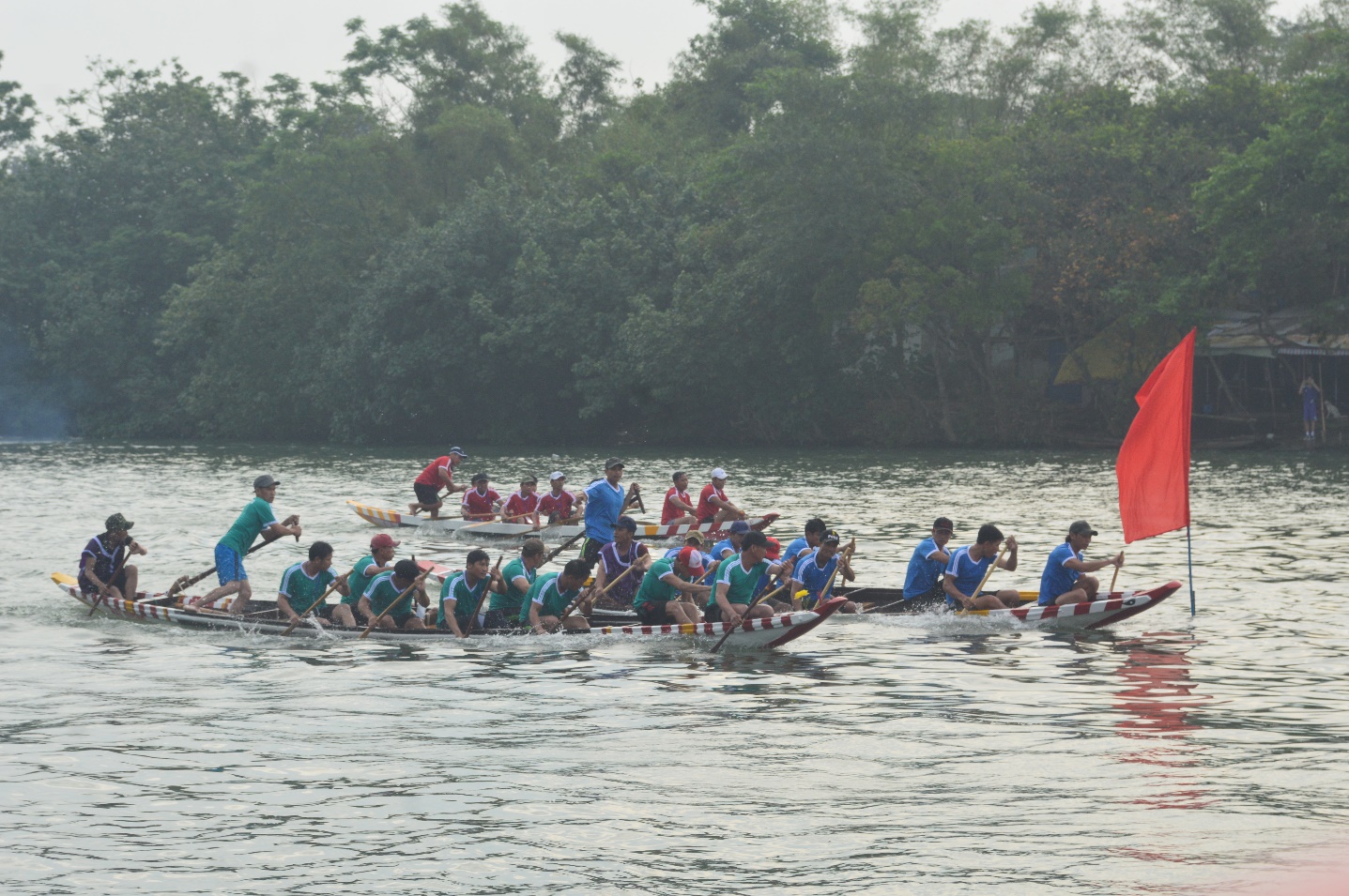 Kịch tính xem người dân Huế tranh đua ‘từng mét nước’ trên sông Hương, sông Đông Ba - 19