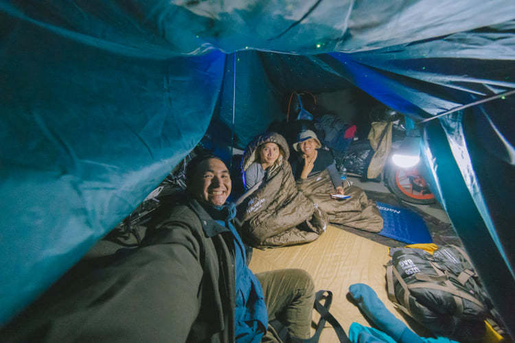 Dắt túi 350k, nhóm bạn đi ngắm mây che đỉnh núi, cắm trại bên hồ mờ sương - 15