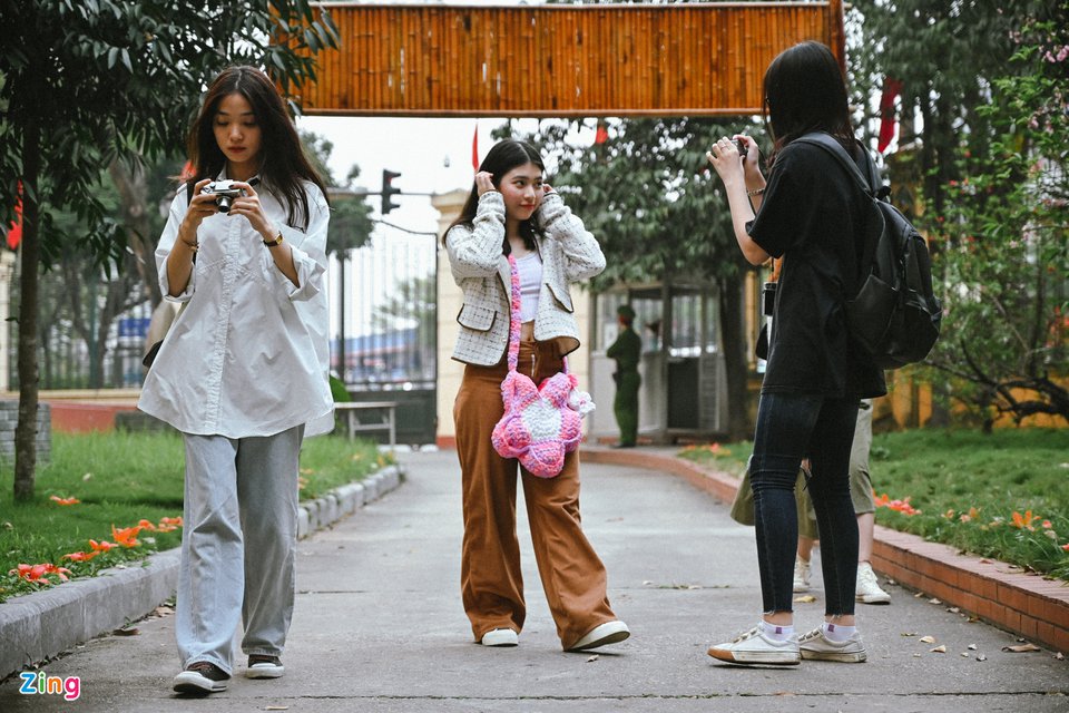 Cây hoa gạo lớn ở Hà Nội bung nở thu hút giới trẻ - 9