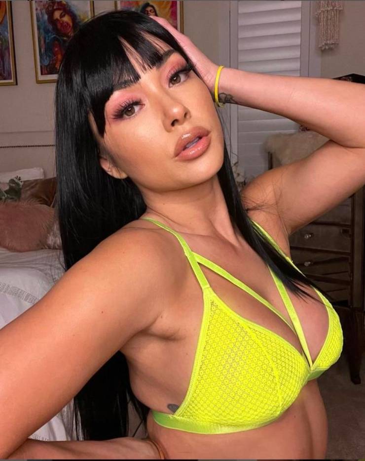 Hot girl UFC khoe "vòng 1", kiếm tiền nhiều hơn đả nữ thi đấu "sứt đầu mẻ trán" - 1