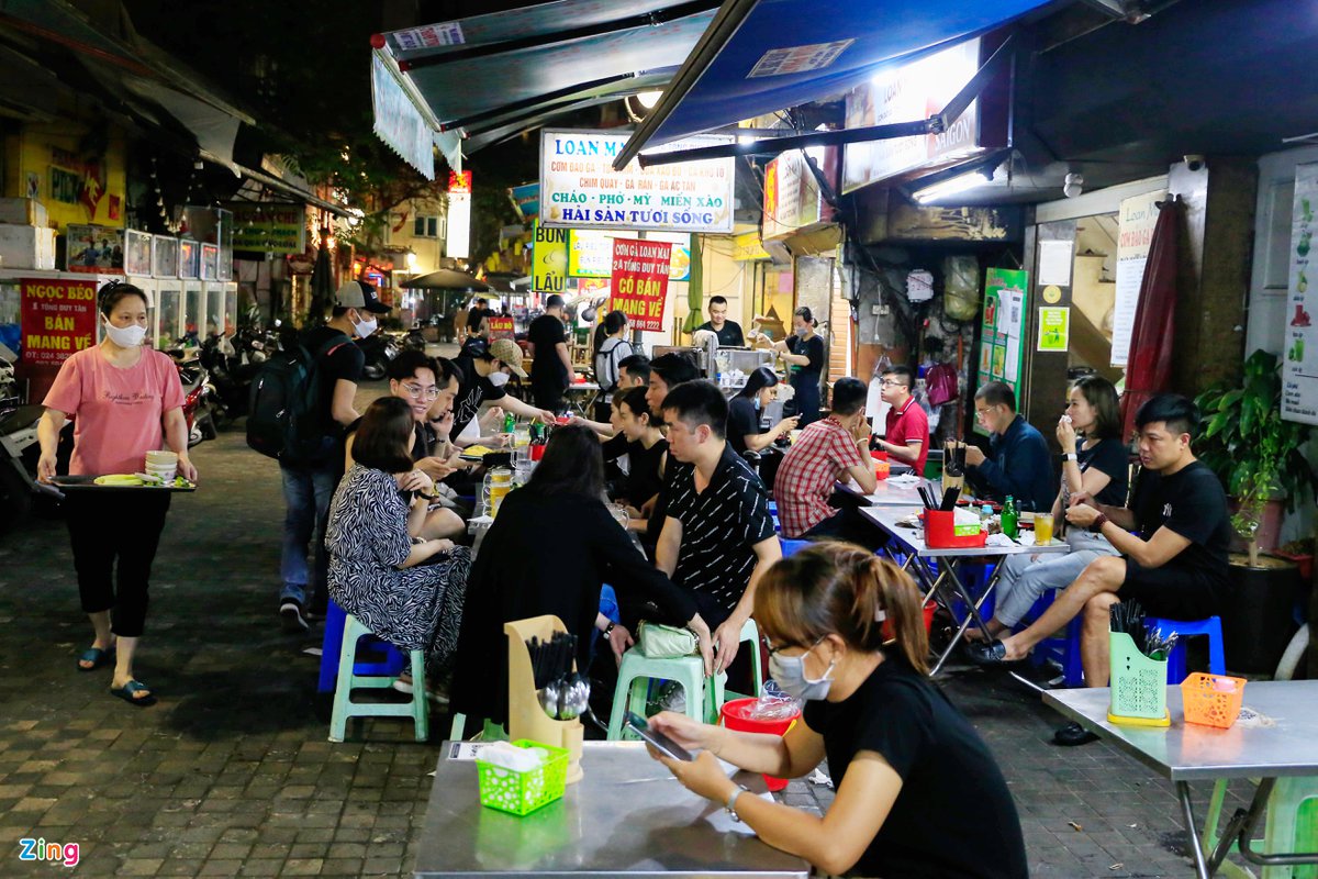 Giới trẻ Hà Nội thoải mái đi ăn, ngồi cà phê xuyên đêm - 1