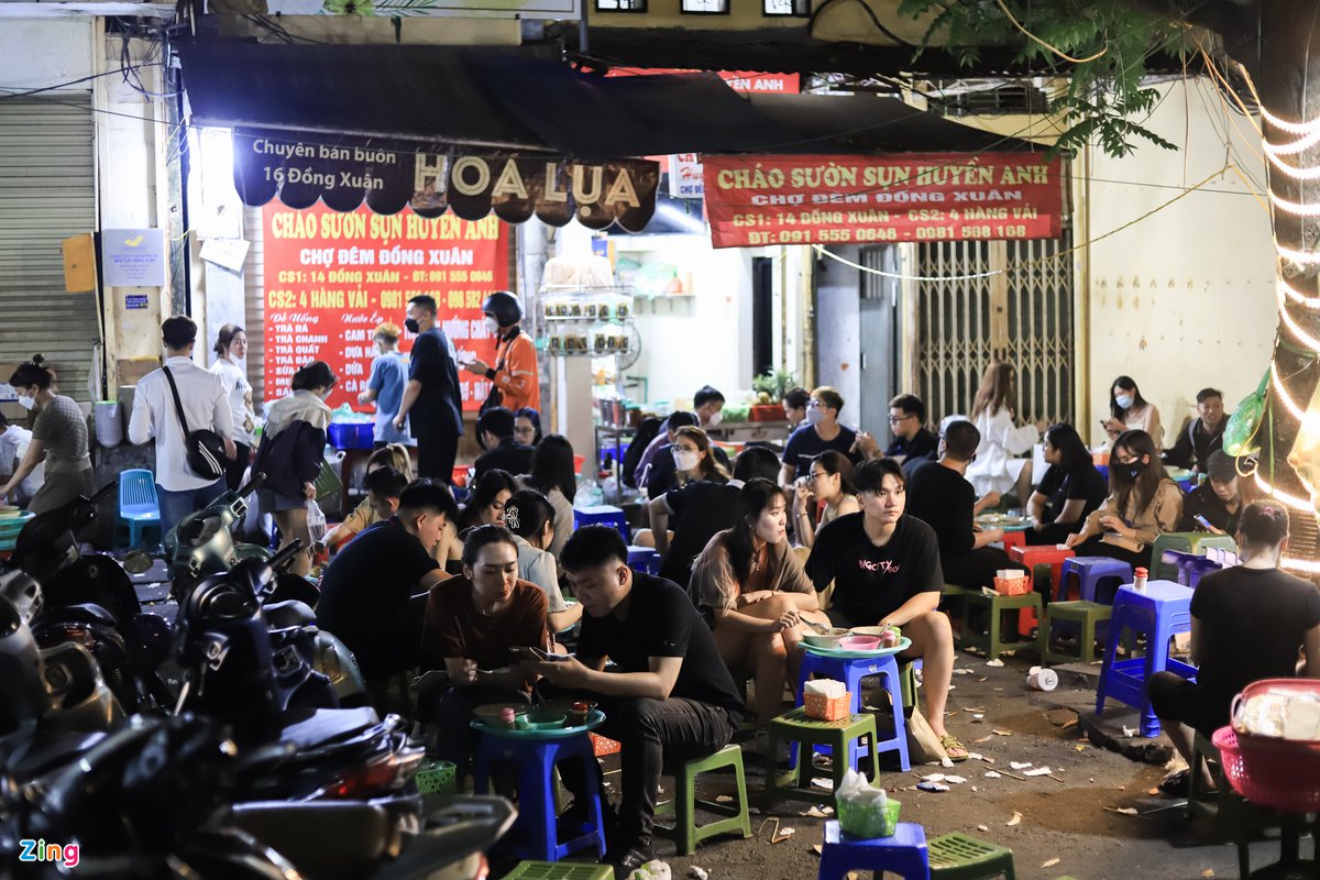 Giới trẻ Hà Nội thoải mái đi ăn, ngồi cà phê xuyên đêm - 5