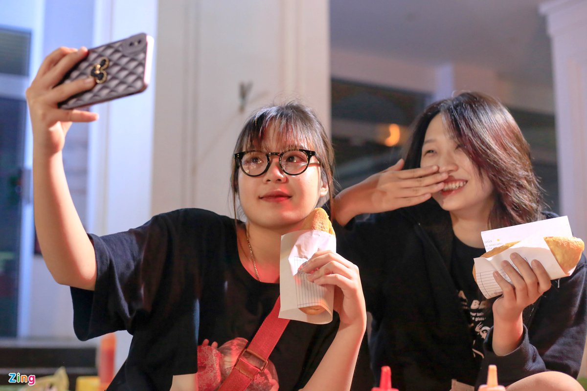Giới trẻ Hà Nội thoải mái đi ăn, ngồi cà phê xuyên đêm - 10