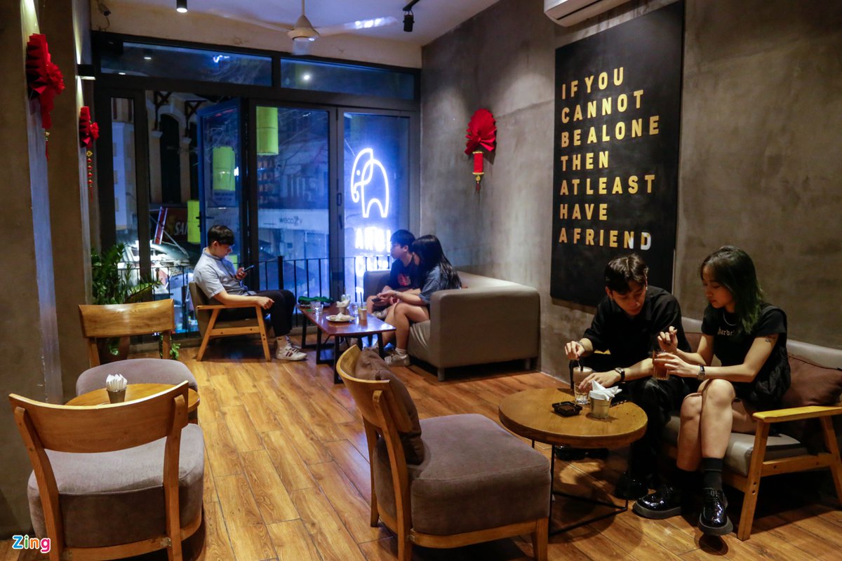 Giới trẻ Hà Nội thoải mái đi ăn, ngồi cà phê xuyên đêm - 11