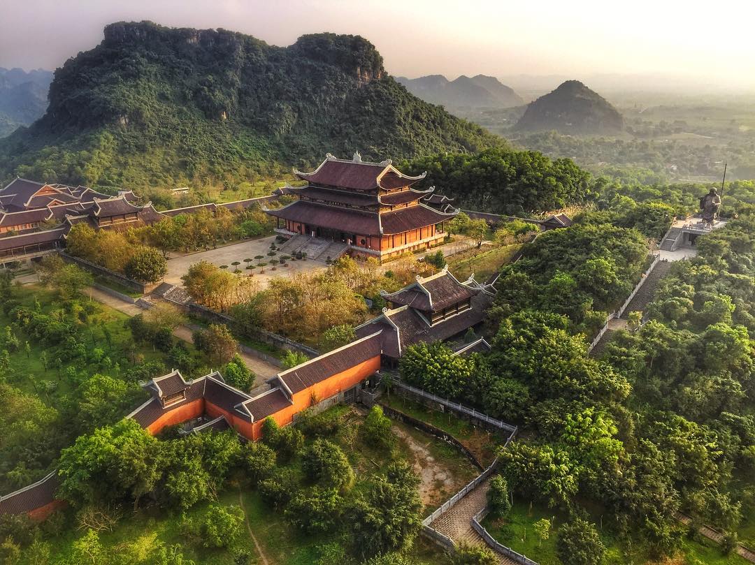Hành hương vãn cảnh ở ngôi chùa giữ nhiều kỷ lục nhất Việt Nam - 1