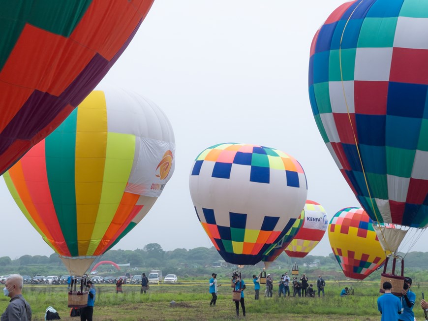 Cận cảnh dàn khinh khí cầu khổng lồ quảng bá du lịch Hà Nội - 2