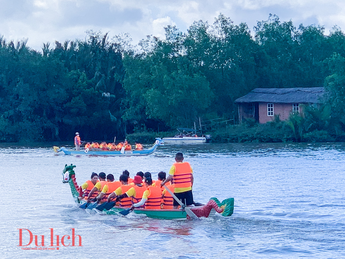 Người Sài Gòn náo nức xem đua thuyền, dù lượn trên không ngày cuối tuần - 14