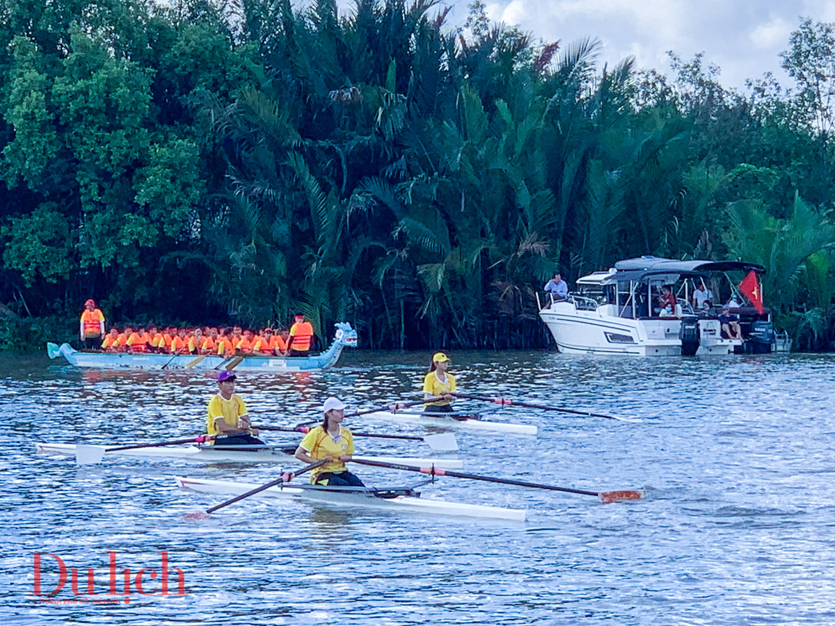 Người Sài Gòn náo nức xem đua thuyền, dù lượn trên không ngày cuối tuần - 5