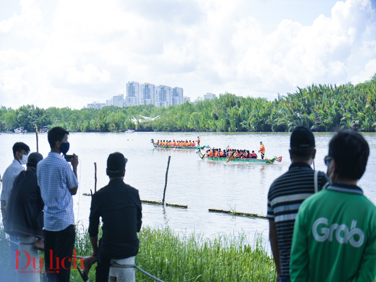 Người Sài Gòn náo nức xem đua thuyền, dù lượn trên không ngày cuối tuần - 16