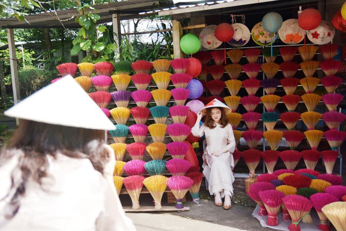 Giới trẻ mê mẩn chụp ảnh ở làng trầm hương nổi tiếng xứ Huế - 10