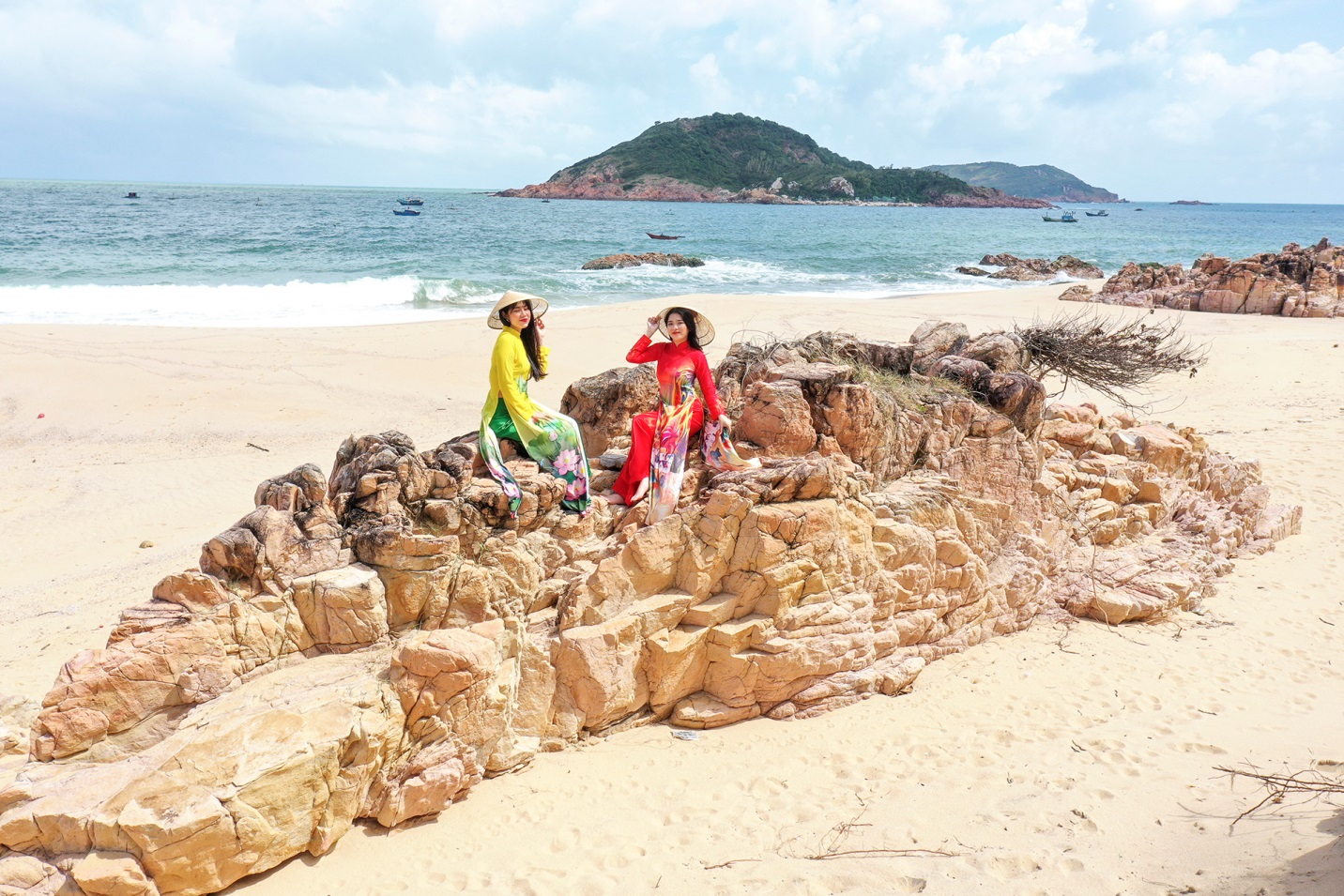 Eo biển thơ mộng quyến rũ du khách dọc bờ biển Bình Định - 9