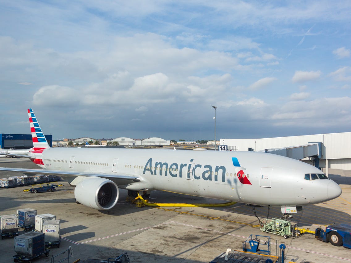 Hàng không Mỹ kêu gọi chấm dứt đeo khẩu trang, xét nghiệm với du khách - 1