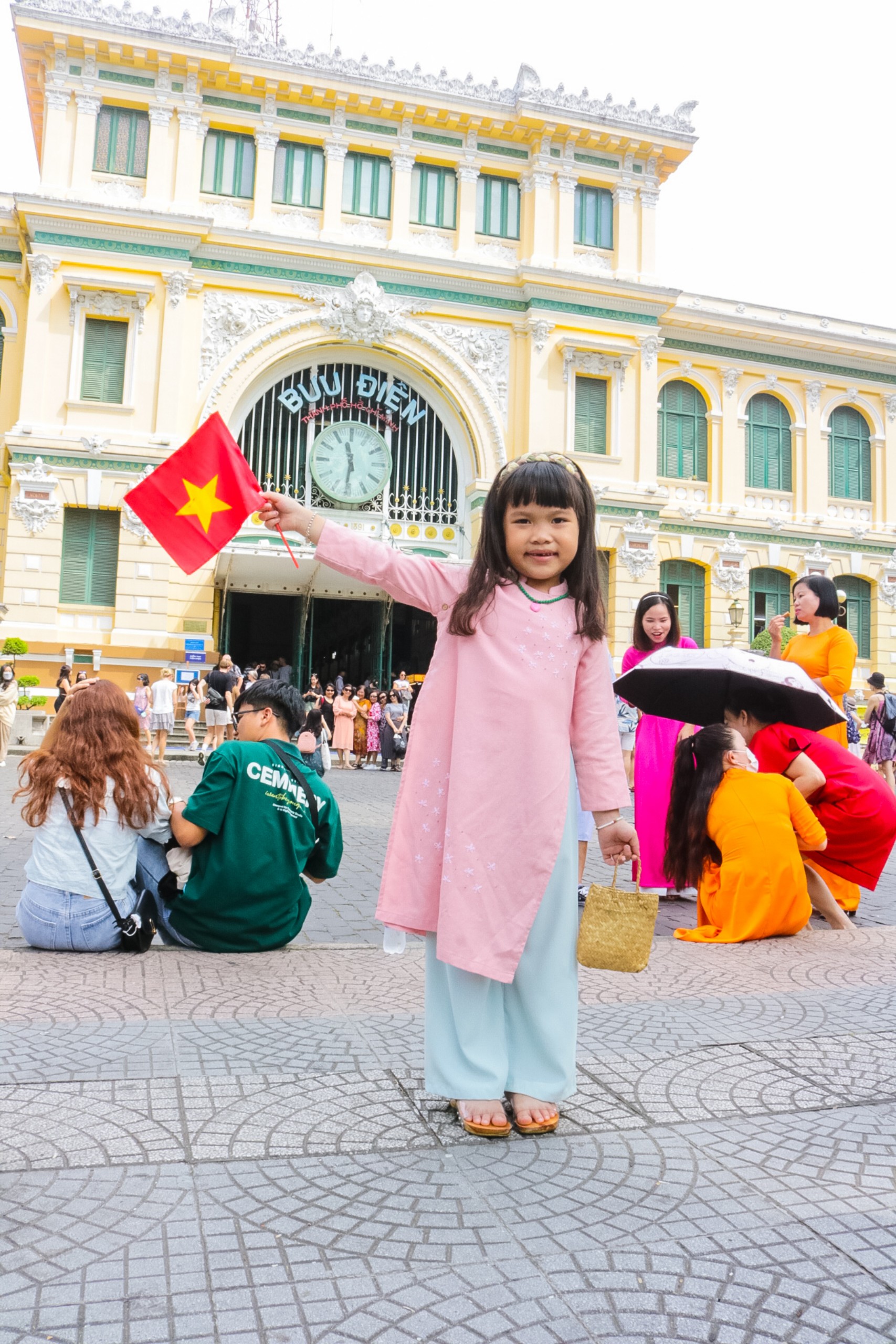 Người Sài Gòn xúng xính váy áo chụp ảnh đầu năm mới - 5