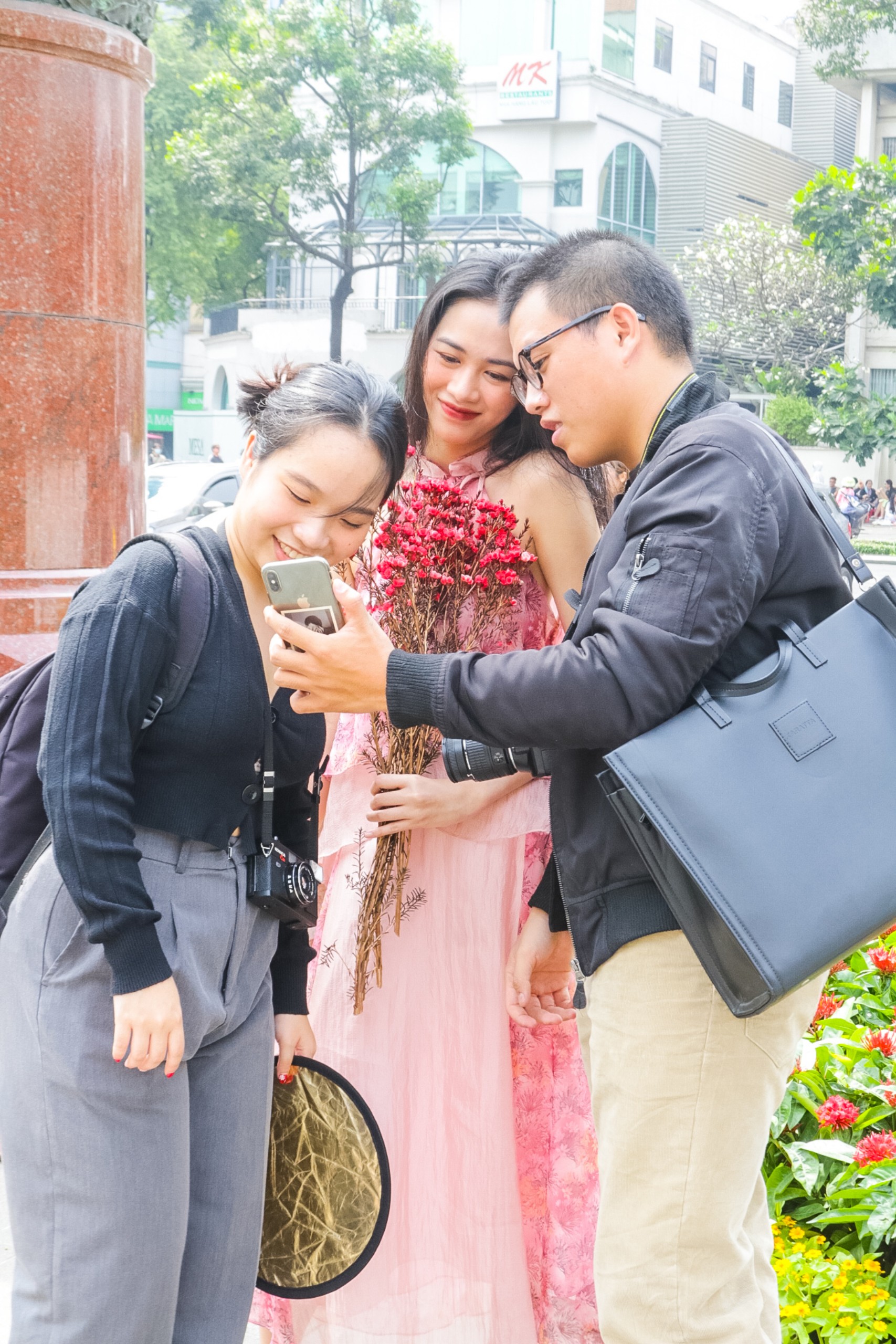 Người Sài Gòn xúng xính váy áo chụp ảnh đầu năm mới - 9