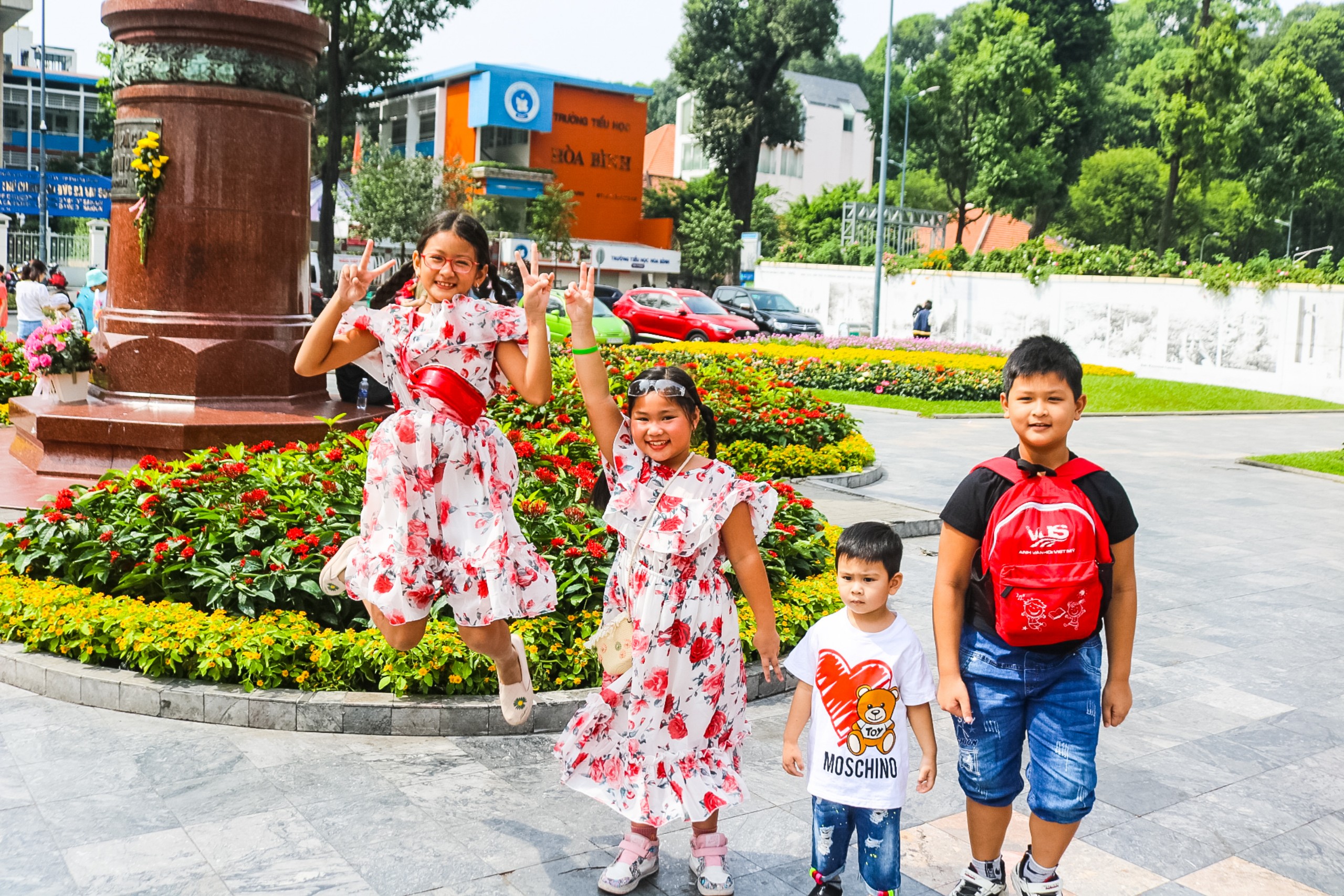 Người Sài Gòn xúng xính váy áo chụp ảnh đầu năm mới - 8